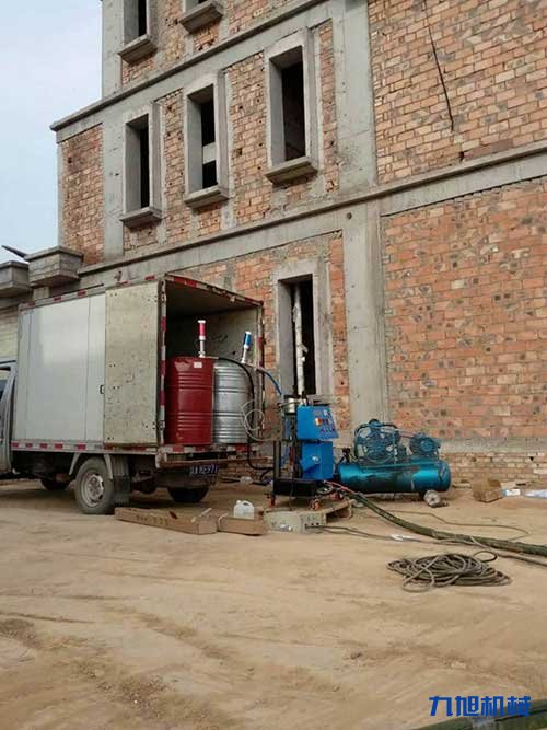 聚氨酯保溫料噴涂機(圖2) 聚氨酯噴涂機對新建筑屋頂保溫施工